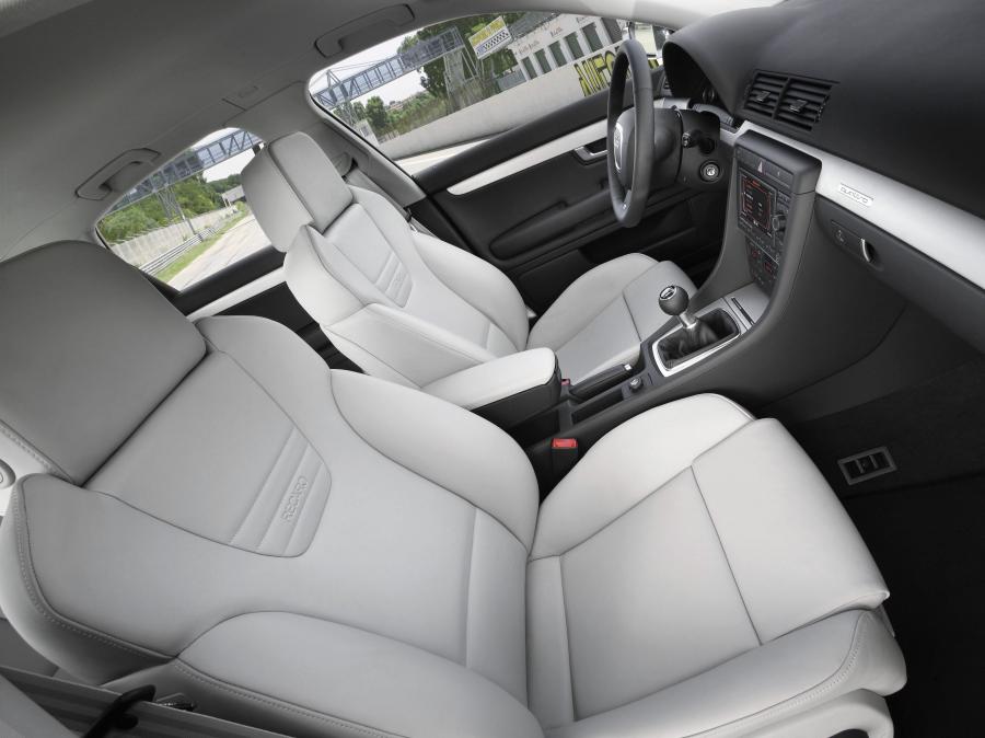 Интерьер Audi S4 Sedan 4.2 Quattro (B7, 8E) 2005 года  (WW) (фото 9 из 13)